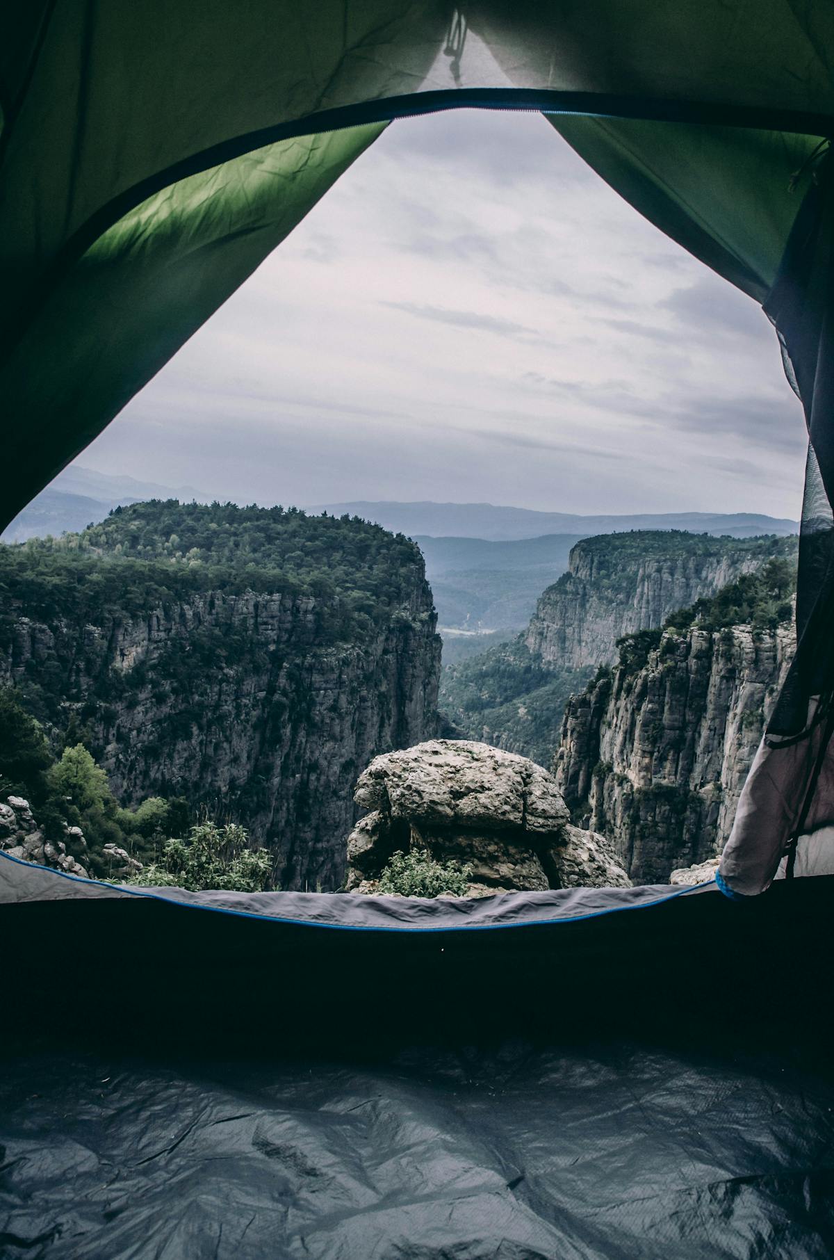 Un canyon vu depuis l'entrée d'une tente aux premières lueurs