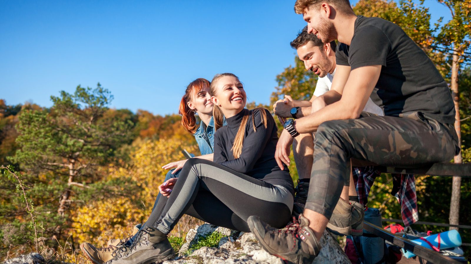 Un groupe de marcheurs en pause sur le sentier
