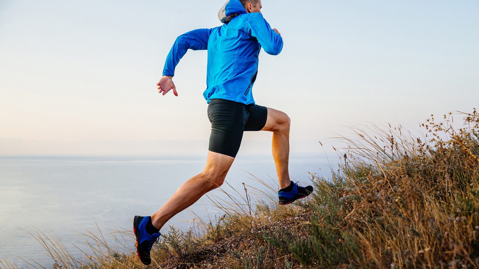 Un coureur à l'entraînement sur un sentier côtier