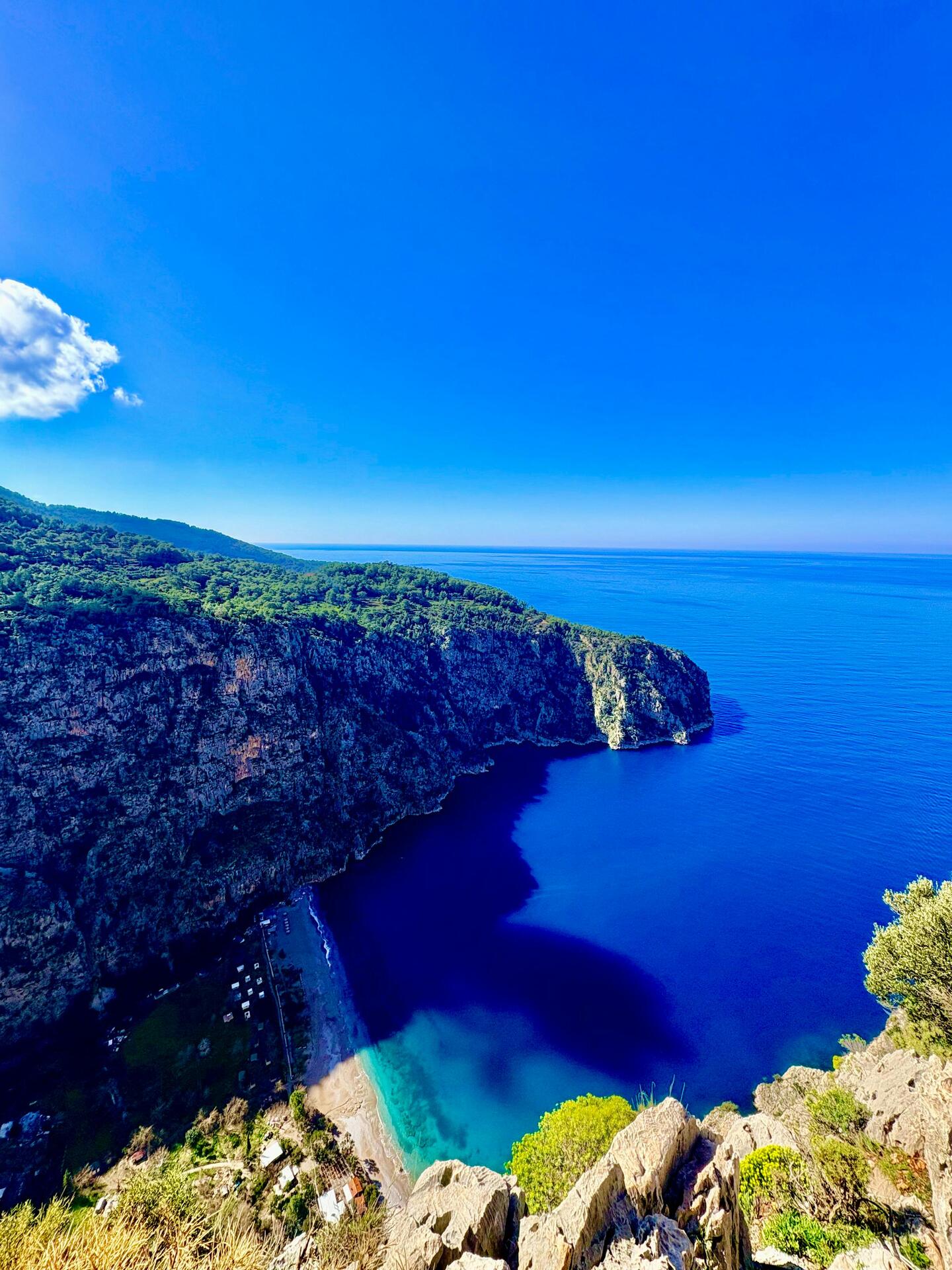 La vallée des Papillons depuis les falaises, la mer au-delà